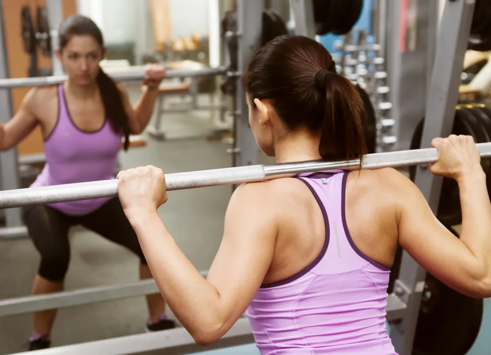 una mujer está motivada a hacer ejercicio regularmente
