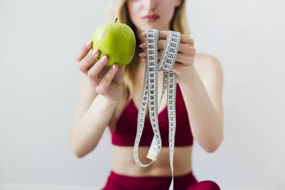 una mujer se pregunta cómo perder 4 kg en 2 semanas