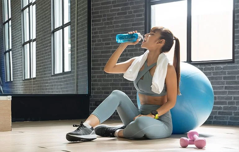 beber agua en el gimnasio