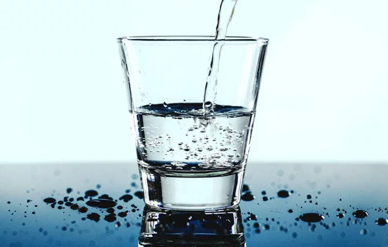 vaso con agua mineral