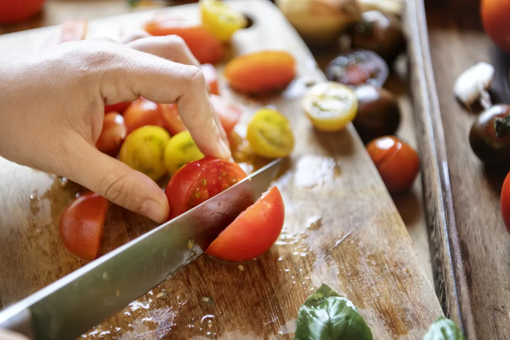 preparar una comida con tomates