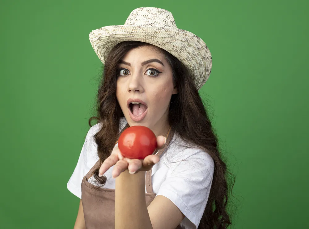 la mujer se pregunta con qué comer tomates