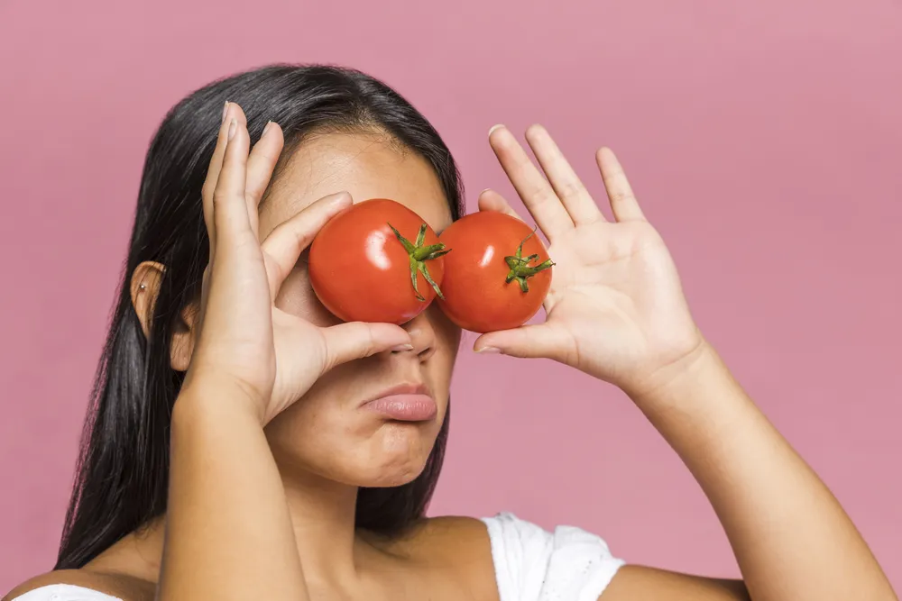 A una mujer le gustaría saber con qué comer tomates.