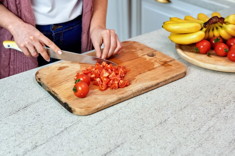 cortar los tomates rojos