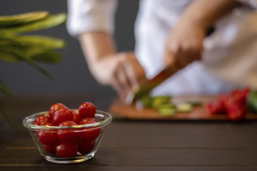 preparar un plato con verduras y tomates