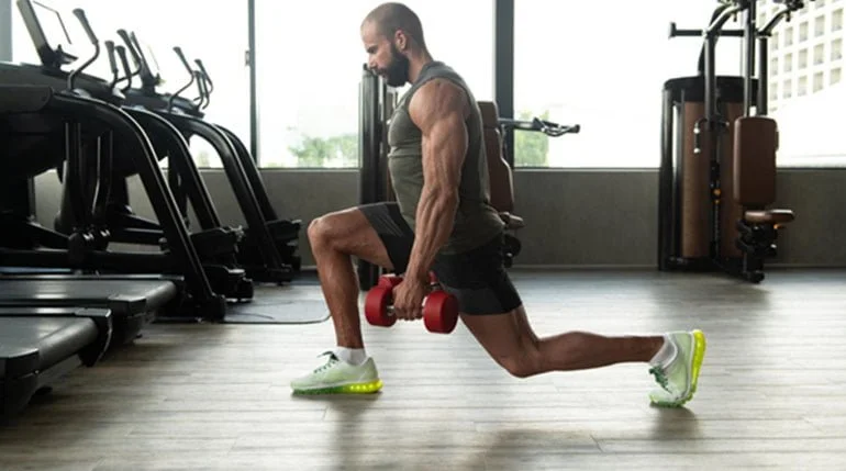 El hombre ejercita los músculos glúteos en el gimnasio.