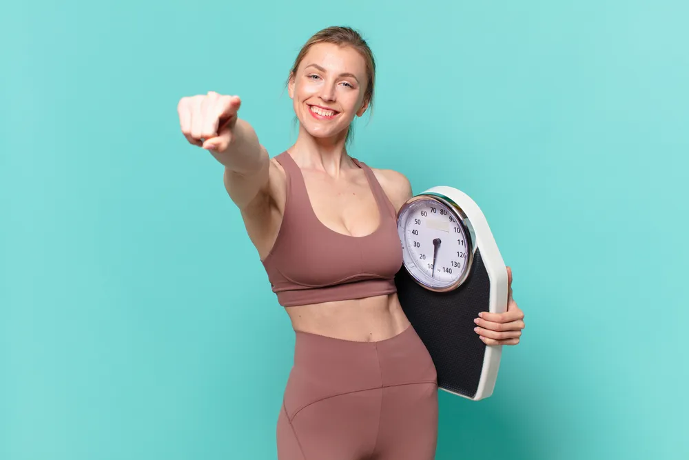 La mujer practica hábitos alimenticios saludables.