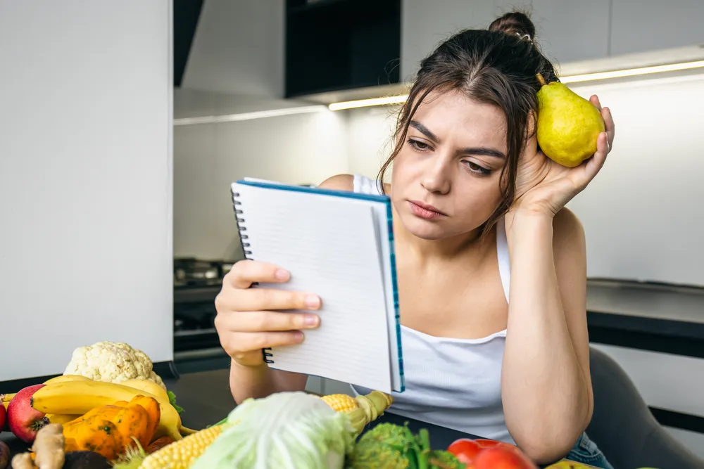 una mujer sigue una dieta para tratar la depresión