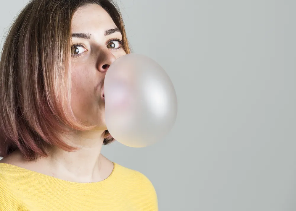 una mujer se pregunta si mascar chicle ayuda a adelgazar