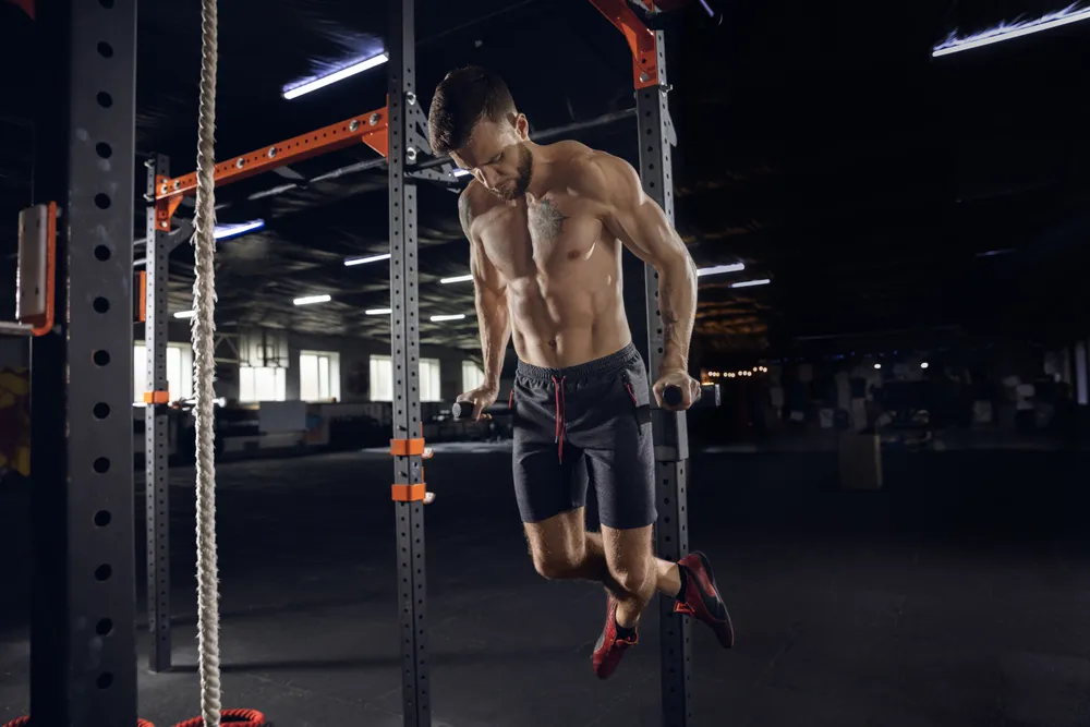 ejecución del entrenamiento FBW por un hombre
