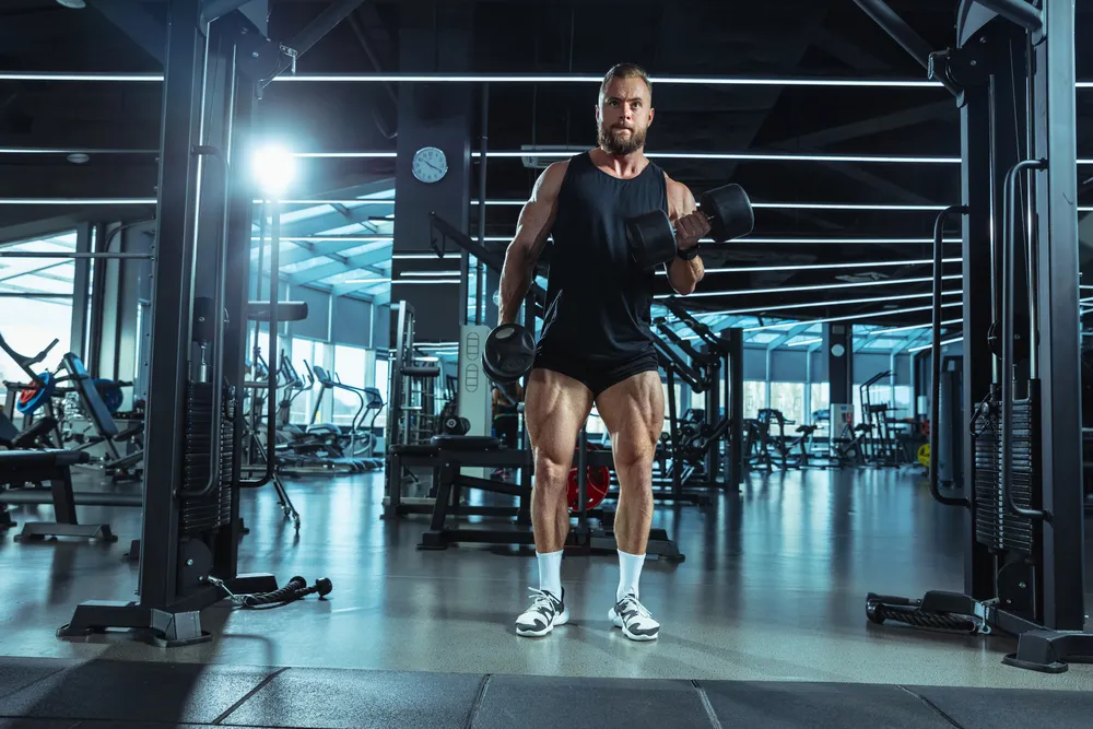 Entrenamiento FBW realizado por un hombre en el gimnasio.