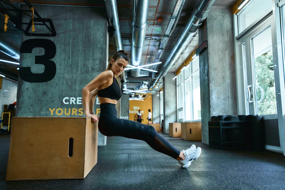 Entrenamiento de cuerpo completo realizado por una mujer en el gimnasio.