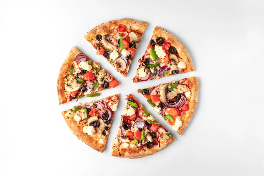 pizza cocida y cortada en trozos