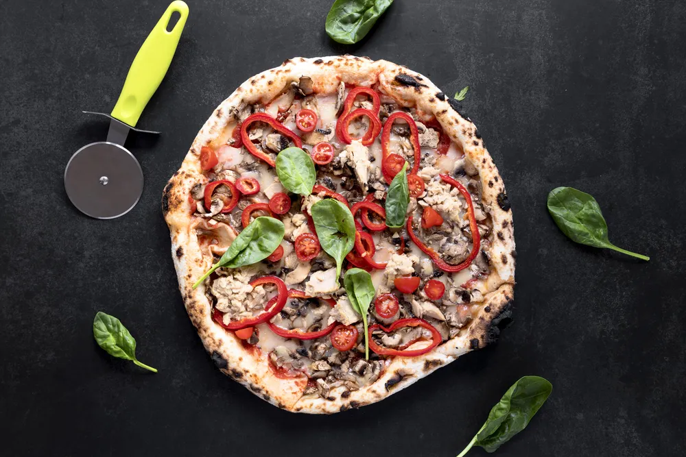pizza cocida y lista para cortar