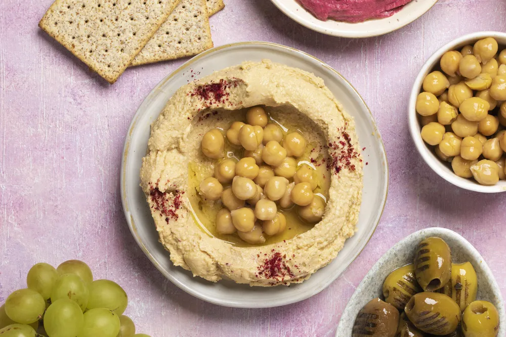 hummus como complemento a la masa de pan