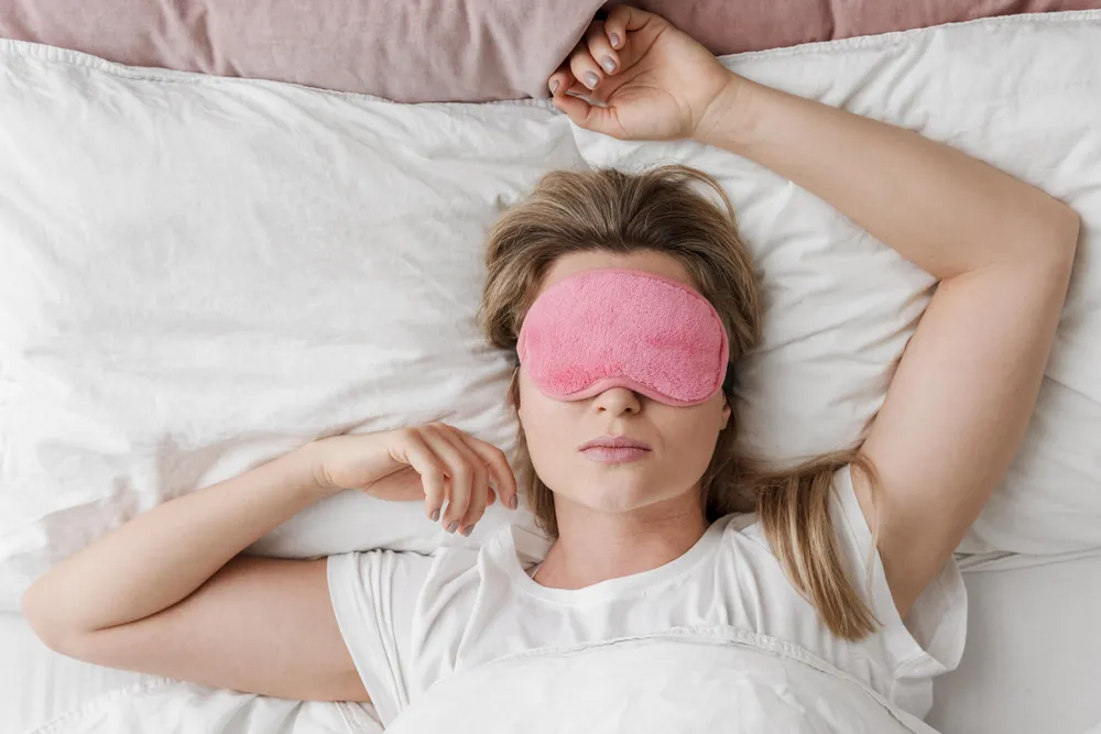 la mujer practica una correcta higiene del sueño