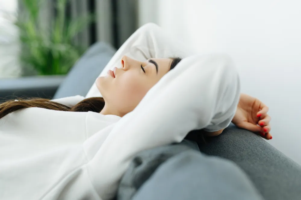 Mujer sufre de falta de sueño.