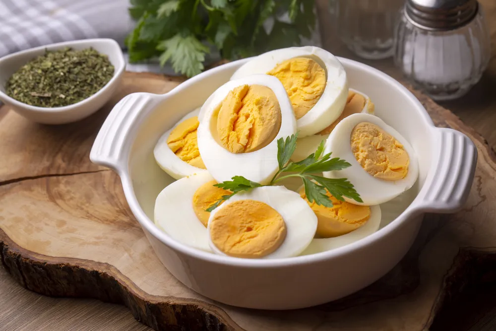 huevos rellenos como snack rápido y económico