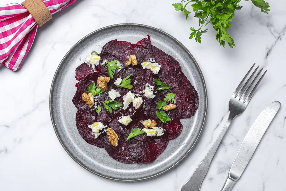 El carpaccio de remolacha es un excelente snack para fiestas