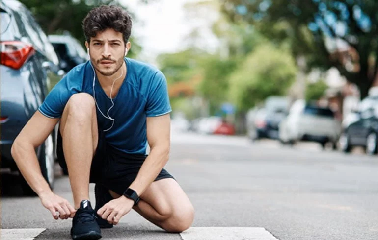 hombre preparándose para correr