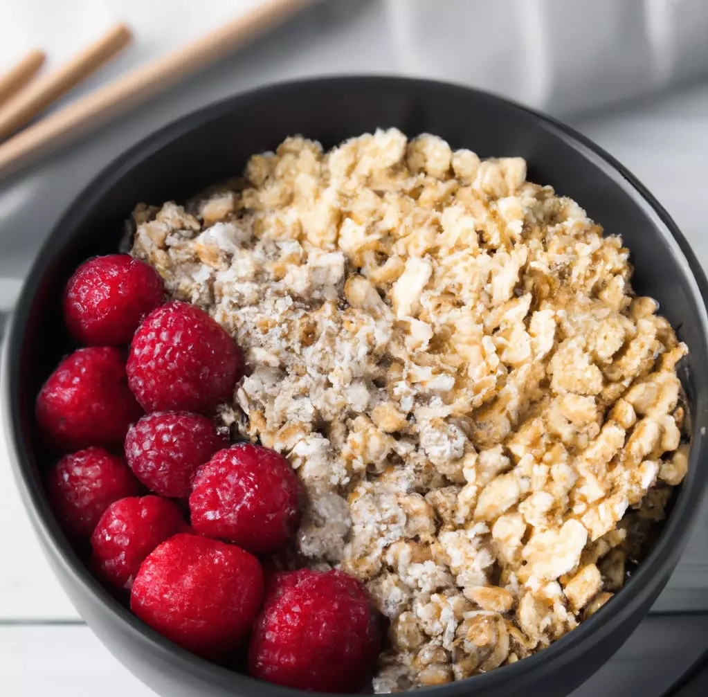 Granola casera con plátanos y frambuesas