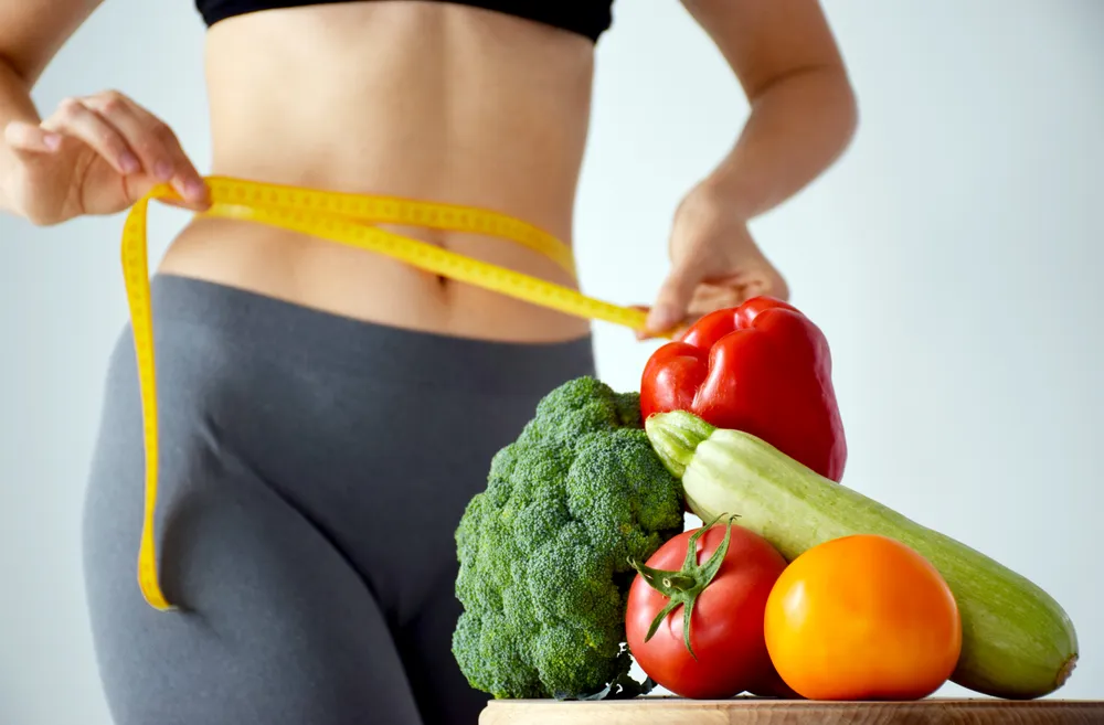 la mujer sigue una dieta adelgazante ideal