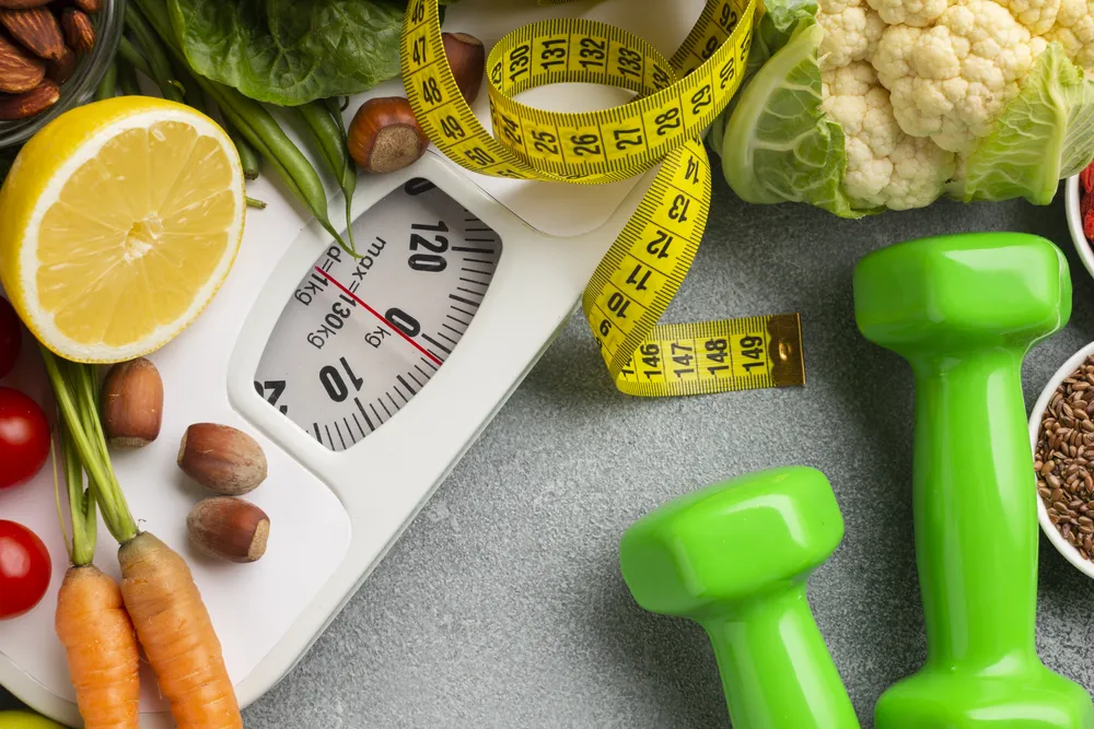 Déficit calórico gracias a una dieta equilibrada y ejercicio físico.