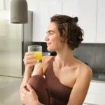 mujer bebe un cóctel adelgazante