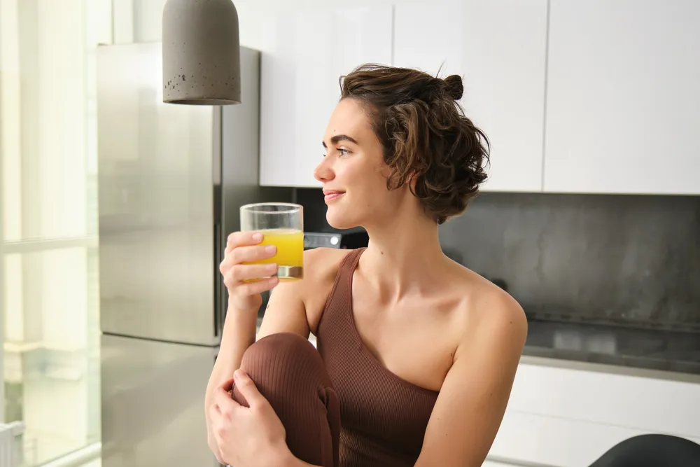 mujer bebe un cóctel adelgazante
