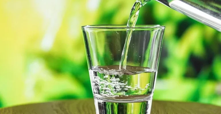un vaso de agua