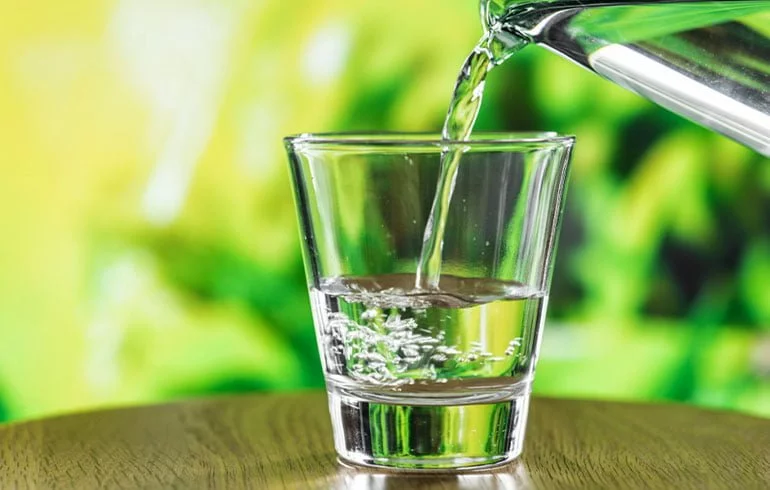 un vaso de agua