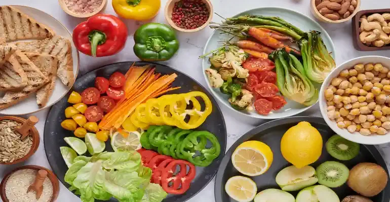 Verduras, frutas, legumbres y pan saludable.