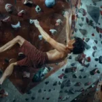 hombre en la pared de escalada