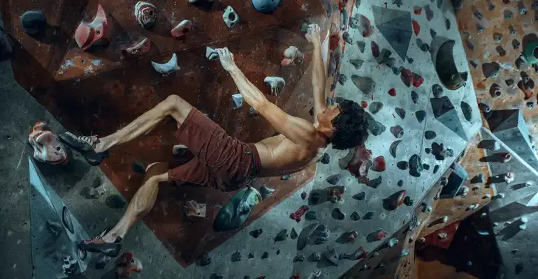 hombre en la pared de escalada
