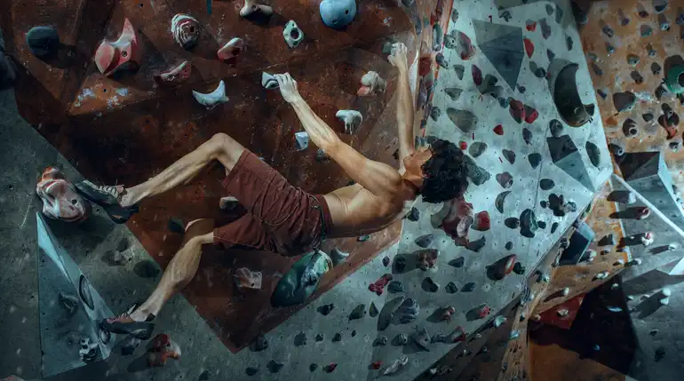 hombre en la pared de escalada