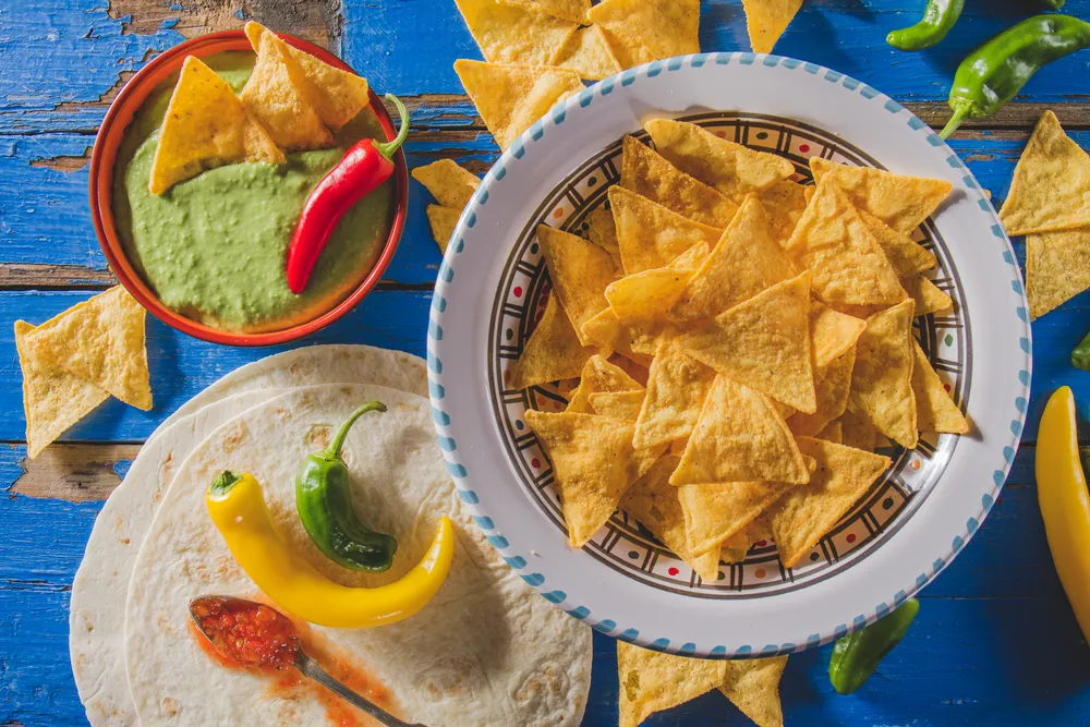 nachos como aperitivos para una fiesta en casa